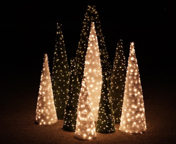 Großer kegelförmiger künstlicher Tannenbaum mit einer Höhe von 220cm mit LEDs
