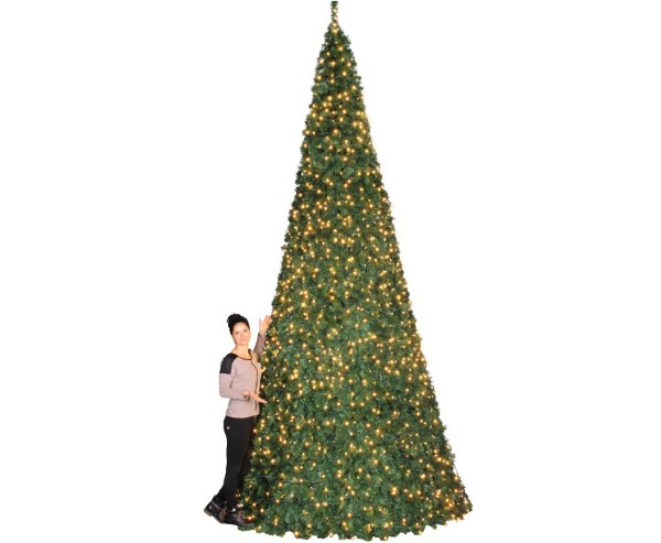 Der Weihnachtsbaum Mega mit einer Höhe von 860cm als Ringsystem und LEDs
