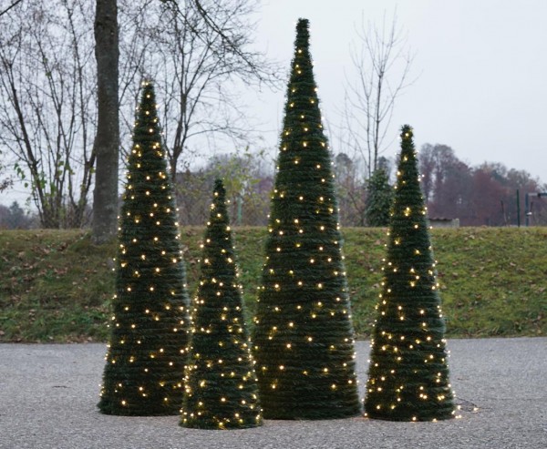 Kegelförmiger künstlicher Tannenbaum mit einer Höhe von 180cm mit LEDs